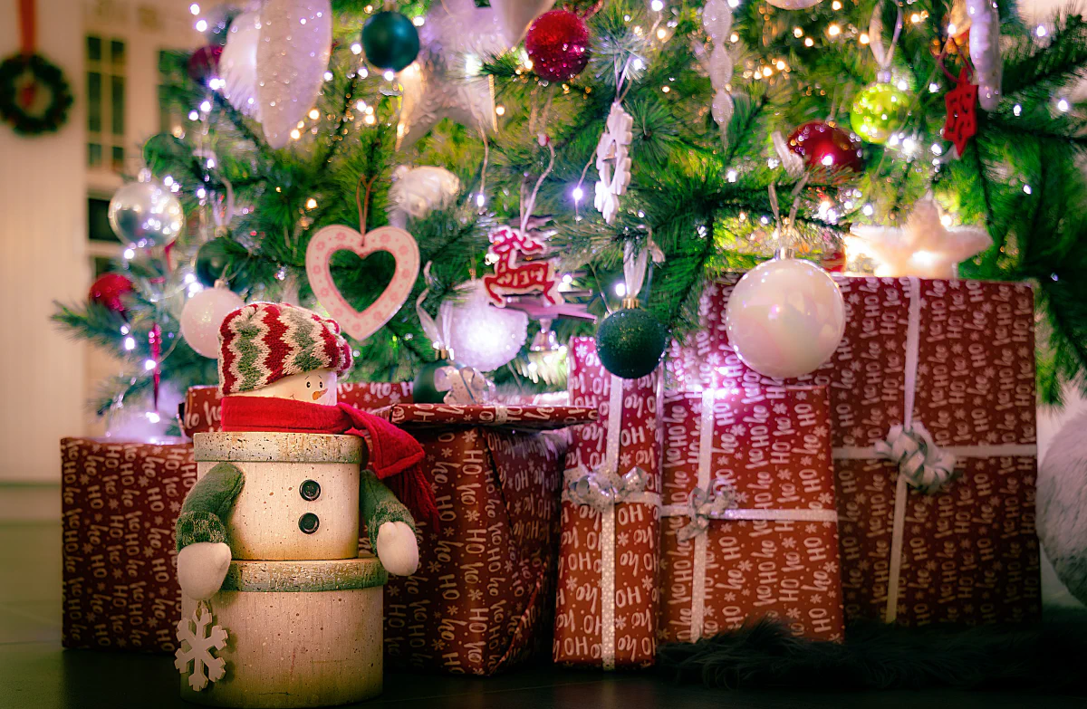 Et eksempel på den slags gaver, som julemanden (Børge Toft) kunne uddele til artige børn. De faktiske gaver vil være markant mindre. Foto: Santaful PR